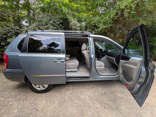Blue 2007 Hyundai Entourage GLS