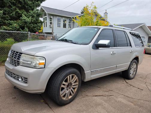 Silver 2007 Lincoln Navigator Base