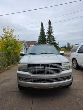 Silver 2007 Lincoln Navigator Base