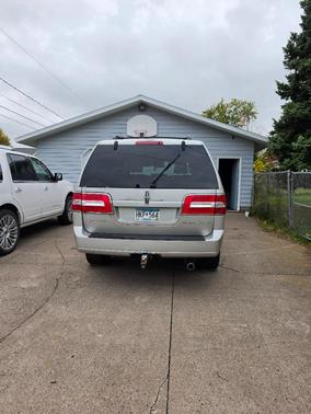 Silver 2007 Lincoln Navigator Base