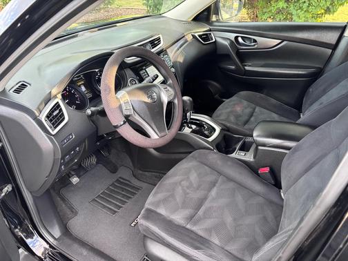 Black 2016 Nissan Rogue SV