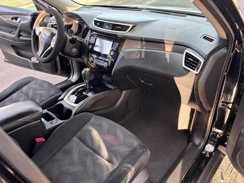 Black 2016 Nissan Rogue SV