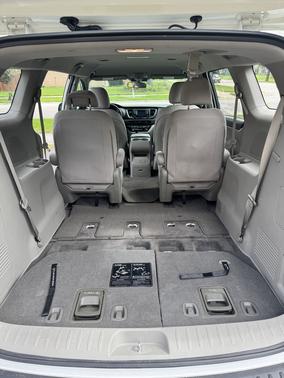 White 2018 Kia Sedona L