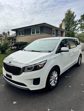 White 2018 Kia Sedona L