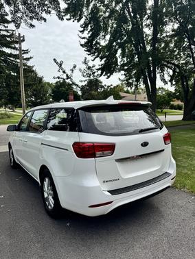 White 2018 Kia Sedona L