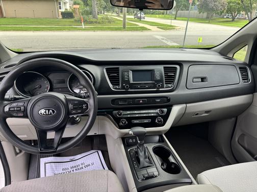 White 2018 Kia Sedona L