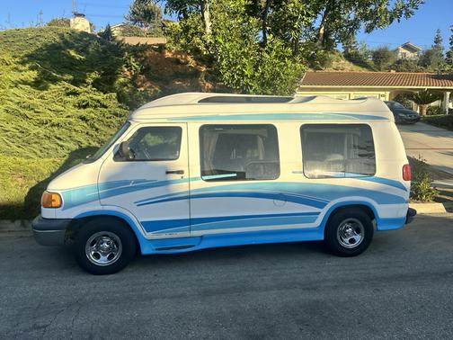 White 1999 Dodge Ram Van 1500