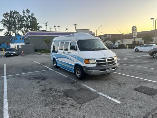 White 1999 Dodge Ram Van 1500