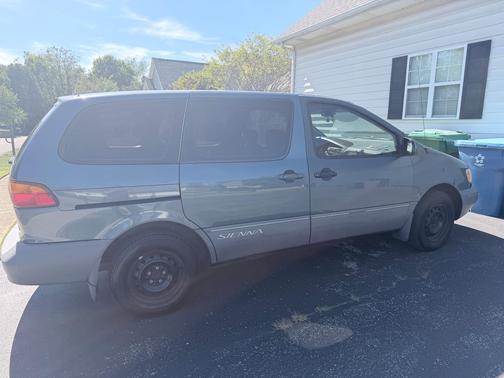 Green 2000 Toyota Sienna CE