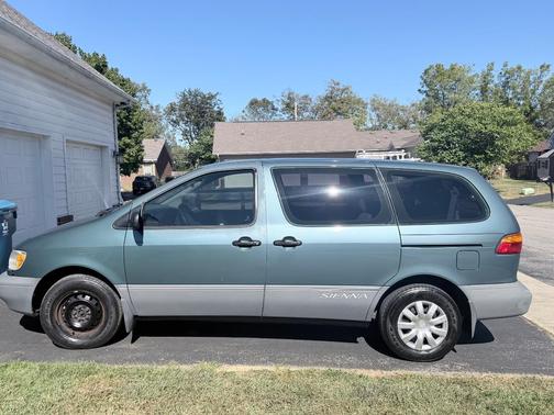 Green 2000 Toyota Sienna CE