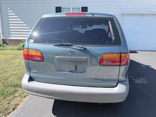 Green 2000 Toyota Sienna CE