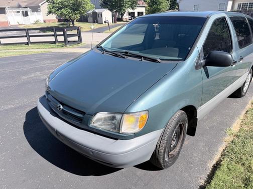Green 2000 Toyota Sienna CE