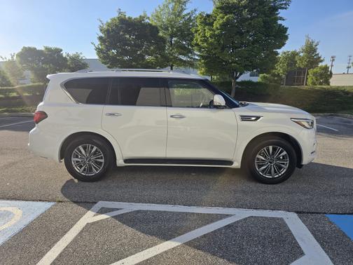 White 2024 INFINITI QX80 LUXE RWD