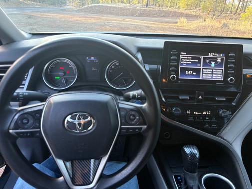 2022 Toyota Camry Hybrid LE