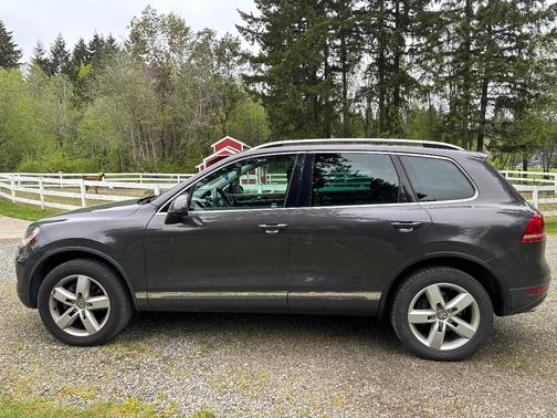 Gray 2011 Volkswagen Touareg TDI Lux