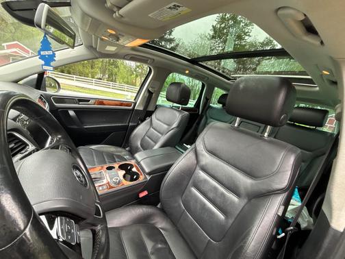 Gray 2011 Volkswagen Touareg TDI Lux