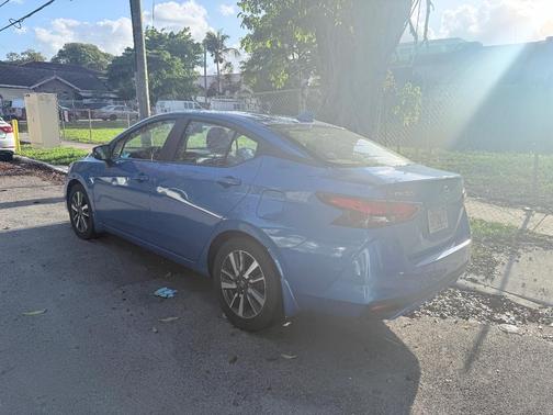 Blue 2021 Nissan Versa 1.6 SV