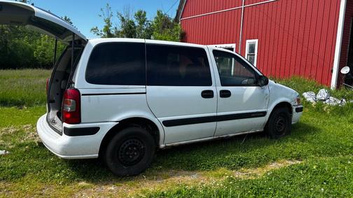 White 2004 Chevrolet Venture Plus