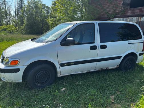 White 2004 Chevrolet Venture Plus