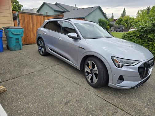 2022 Audi e-tron Premium Plus