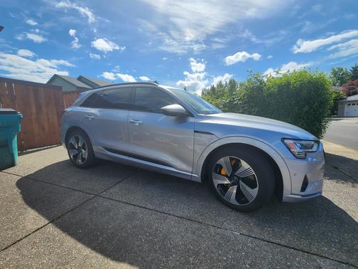 2022 Audi e-tron Premium Plus