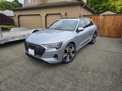 2022 Audi e-tron Premium Plus