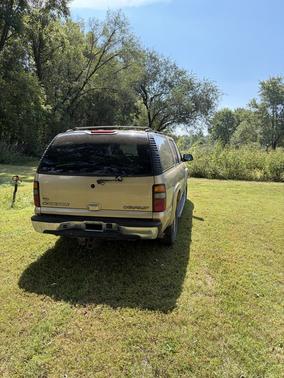 Gold 2004 Chevrolet Suburban 1500 LT