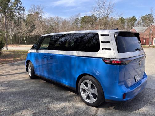 2025 Volkswagen ID. Buzz Pro S Plus 4MOTION w/Two-Tone