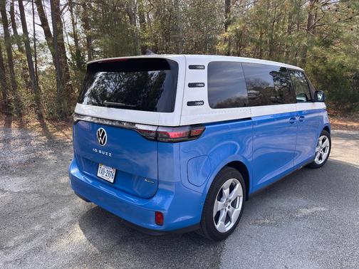 2025 Volkswagen ID. Buzz Pro S Plus 4MOTION w/Two-Tone