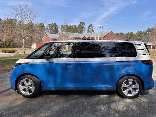 2025 Volkswagen ID. Buzz Pro S Plus 4MOTION w/Two-Tone