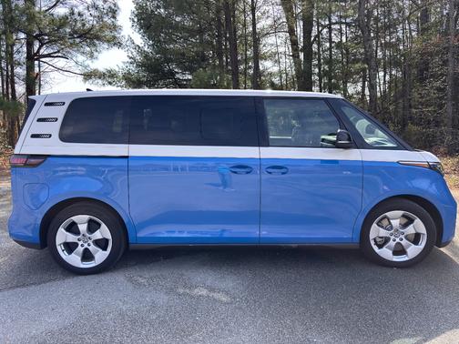 2025 Volkswagen ID. Buzz Pro S Plus 4MOTION w/Two-Tone