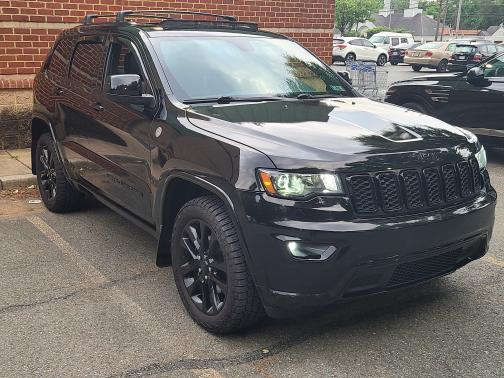 Black 2017 Jeep Grand Cherokee Altitude