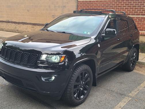 Black 2017 Jeep Grand Cherokee Altitude