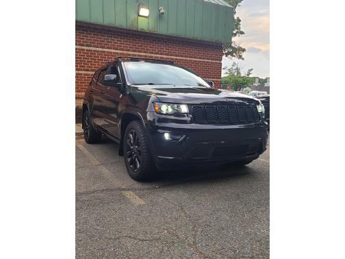 Black 2017 Jeep Grand Cherokee Altitude