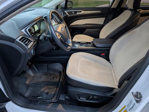 White 2019 Ford Fusion SE