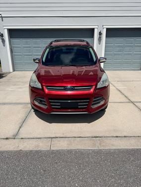 Red 2015 Ford Escape SE
