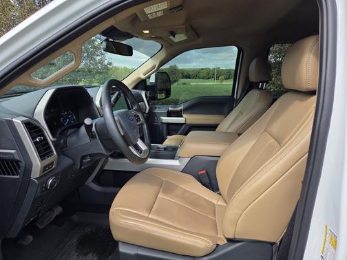 White 2022 Ford F-250 Lariat