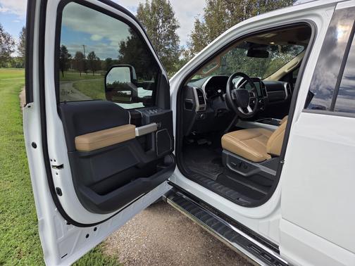 White 2022 Ford F-250 Lariat