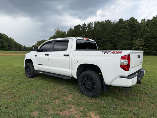 White 2018 Toyota Tundra SR