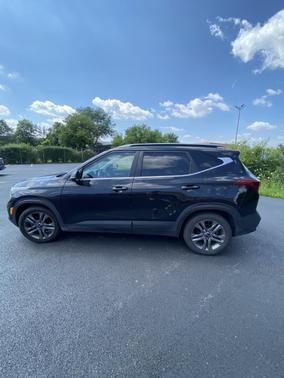 Black 2022 Kia Seltos S
