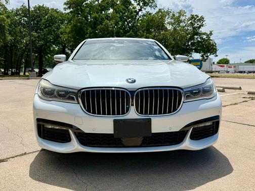 White 2016 BMW 750 i