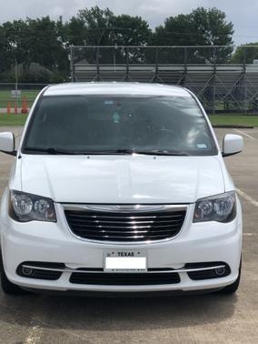 2016 Chrysler Town & Country S