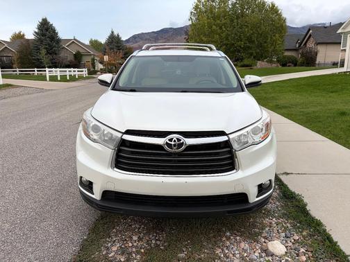 White 2015 Toyota Highlander XLE