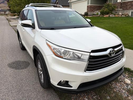 White 2015 Toyota Highlander XLE