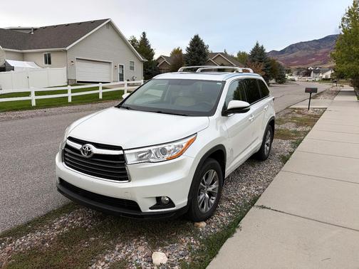 White 2015 Toyota Highlander XLE