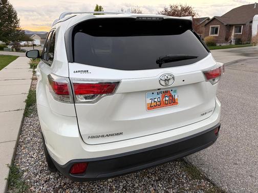 White 2015 Toyota Highlander XLE