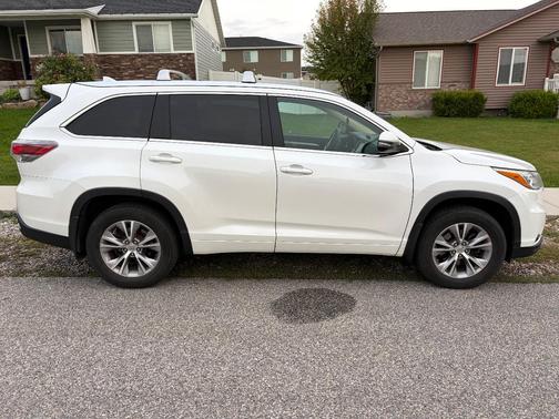 White 2015 Toyota Highlander XLE