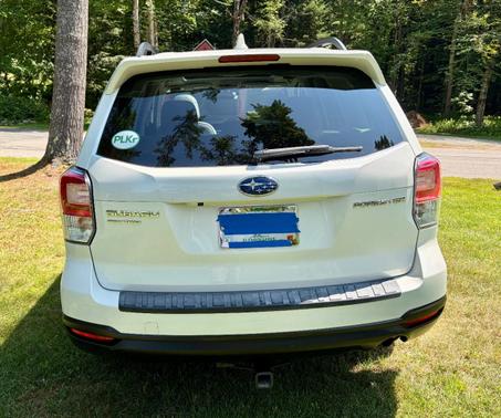 White 2018 Subaru Forester 2.5i Premium