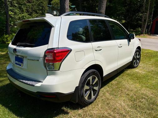 White 2018 Subaru Forester 2.5i Premium