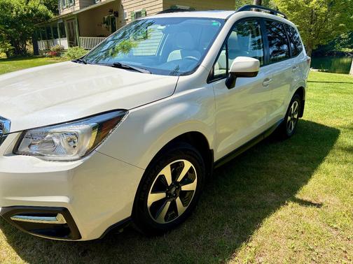 White 2018 Subaru Forester 2.5i Premium